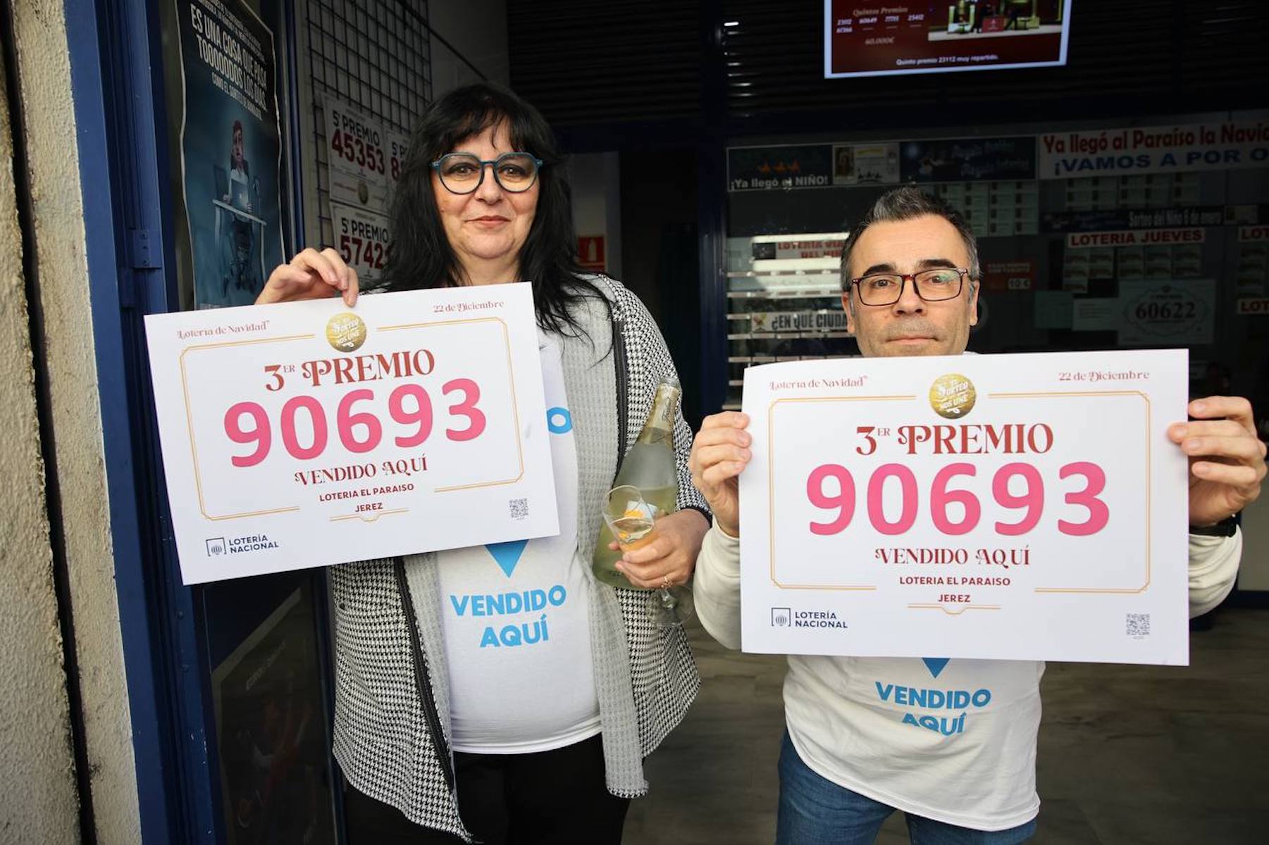 Responsables de la administración El Paraíso con el número del tercer premio del Sorteo de Navidad, repartido en Jerez.