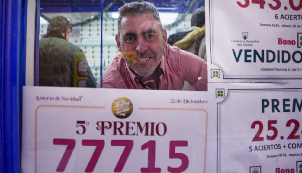 David junto a uno de los números premiados en la Lotería.