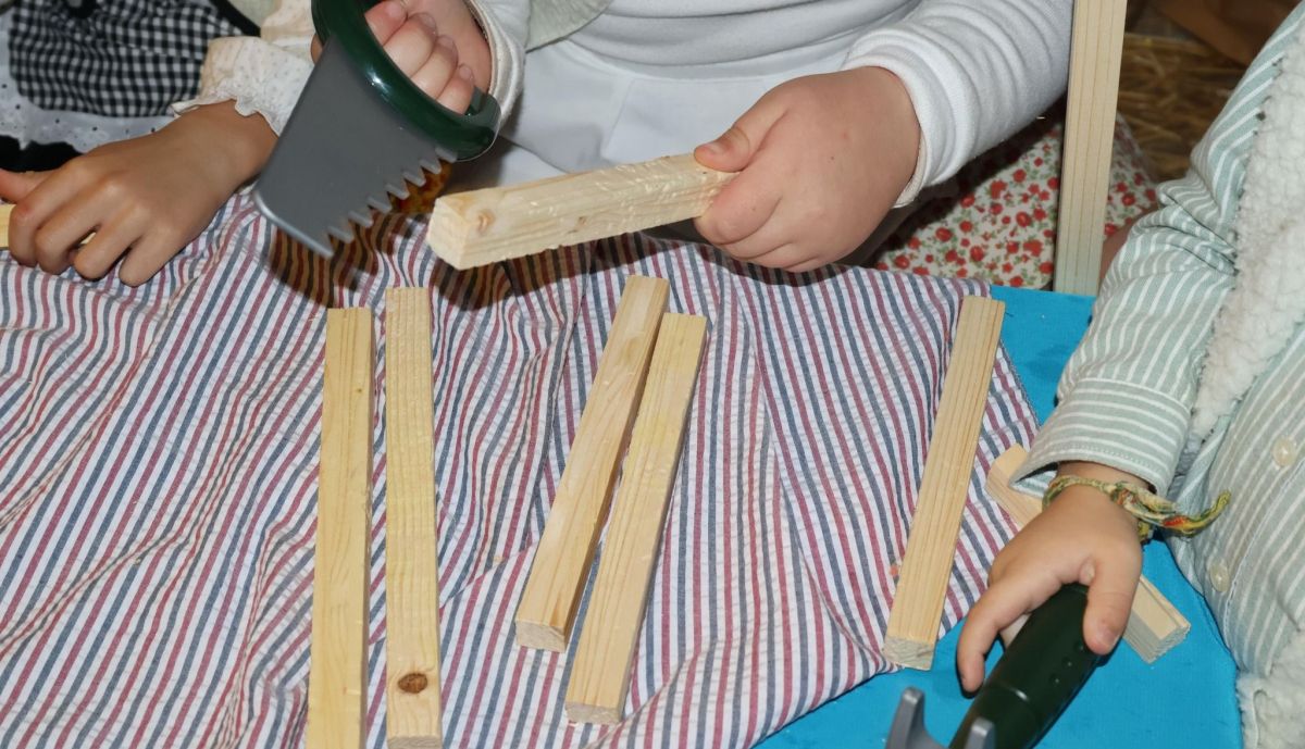 Los alumnos simulan trabajos de carpintería.