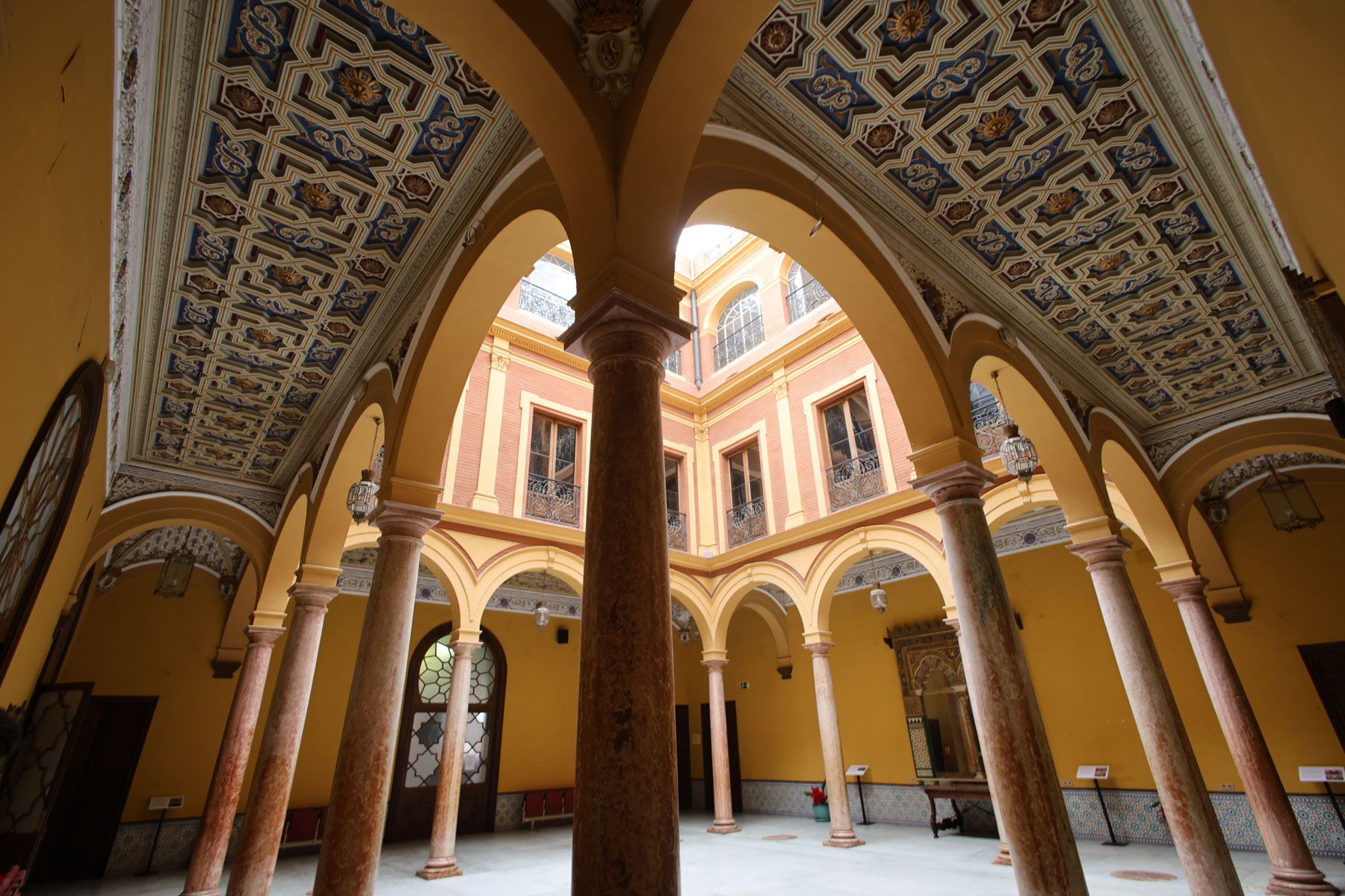 El interior del Palacio Municipal de Sanlúcar.