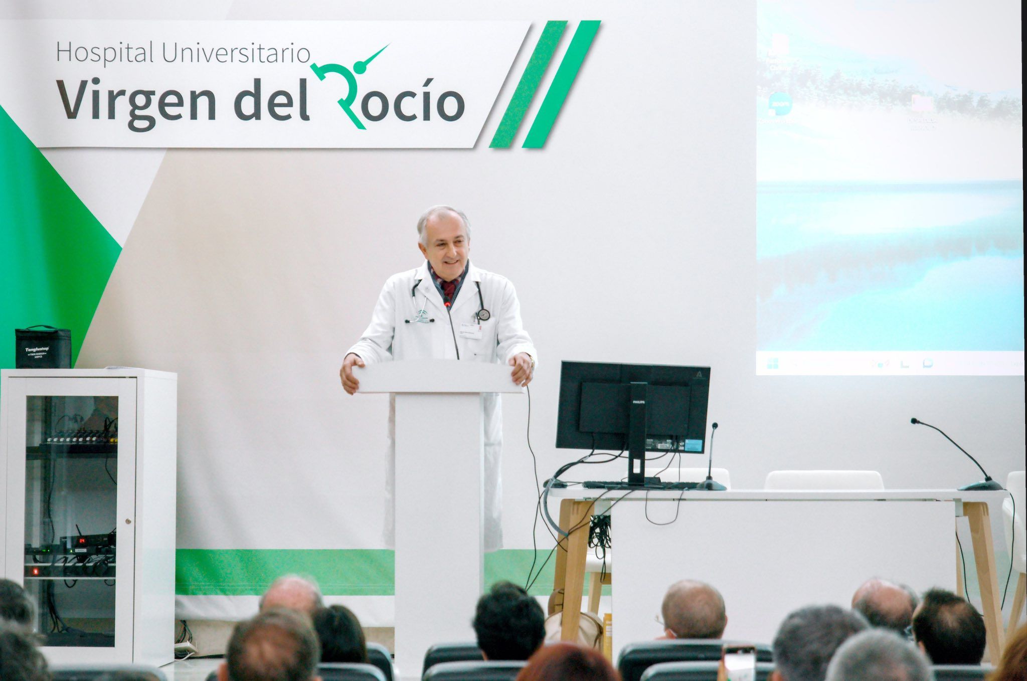 Manuel Ollero Baturone se jubila tras más de 30 años en el Hospital Universitario Virgen del Rocío de Sevilla.