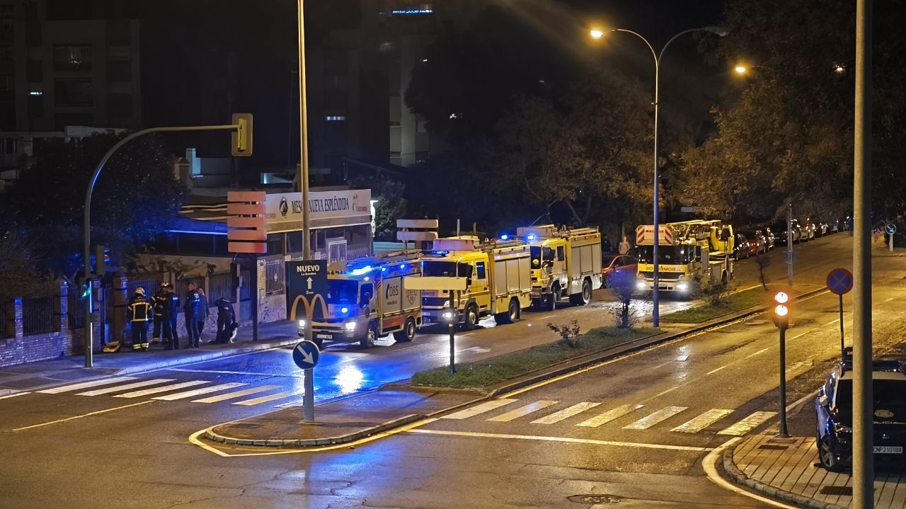 Los camiones de bomberos y el despliegue policial en la zona afectada.