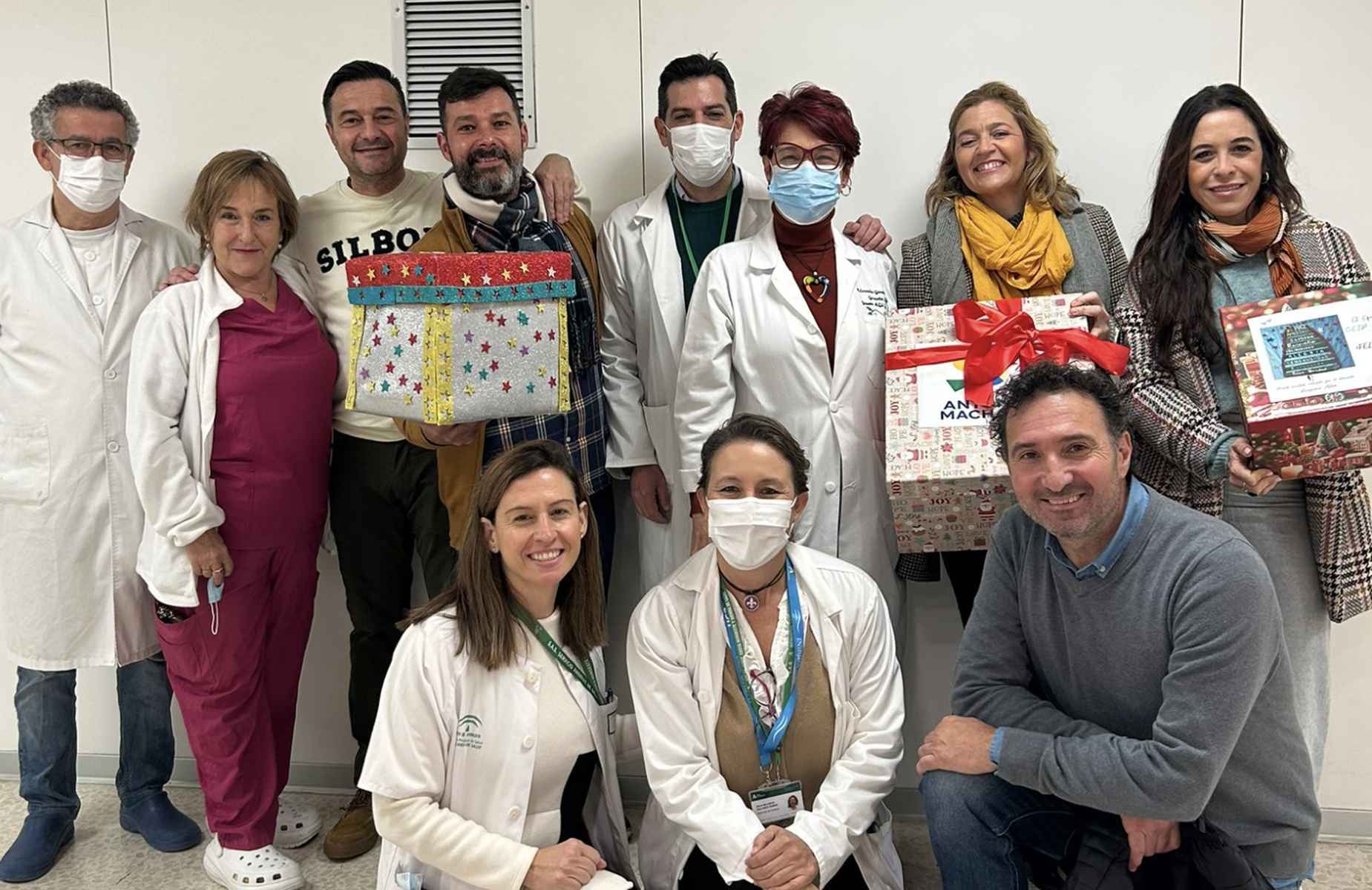 Un momento de la entrega de las postales