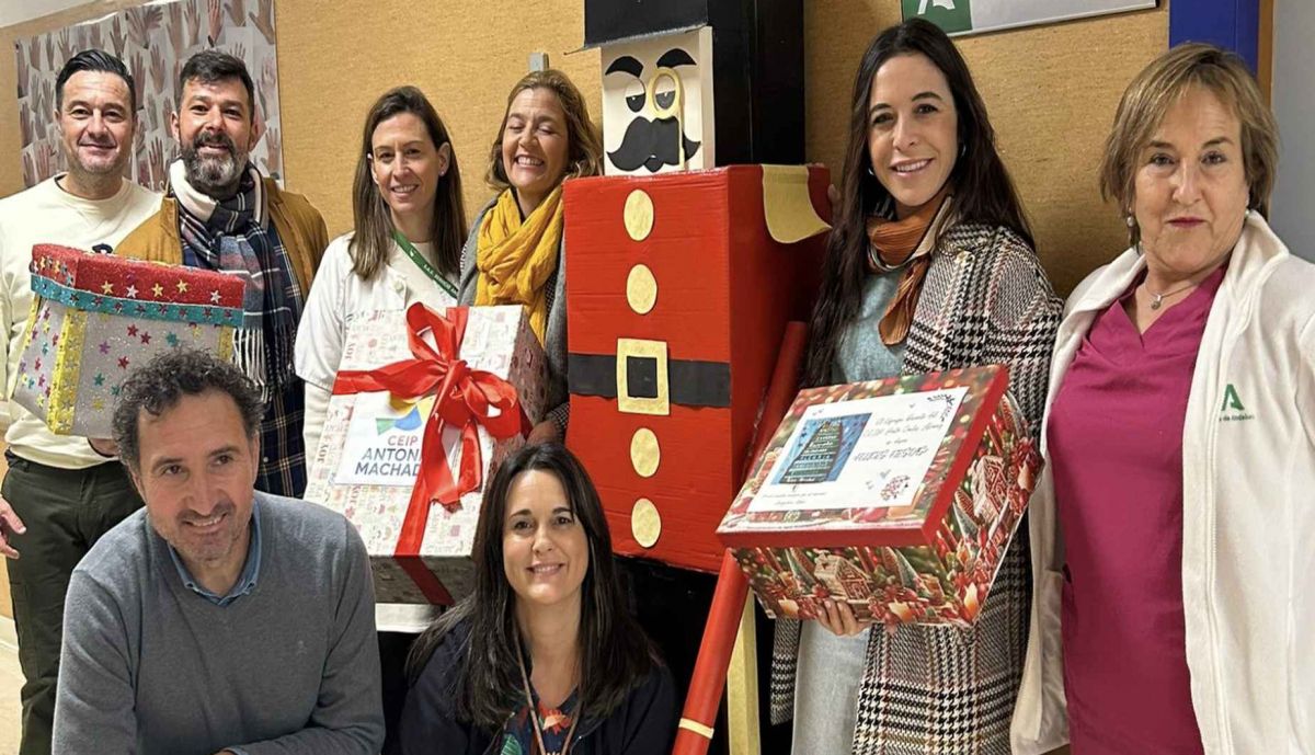 Otra imagen de la entrega de postales navideñas en el Hospital de Jerez.