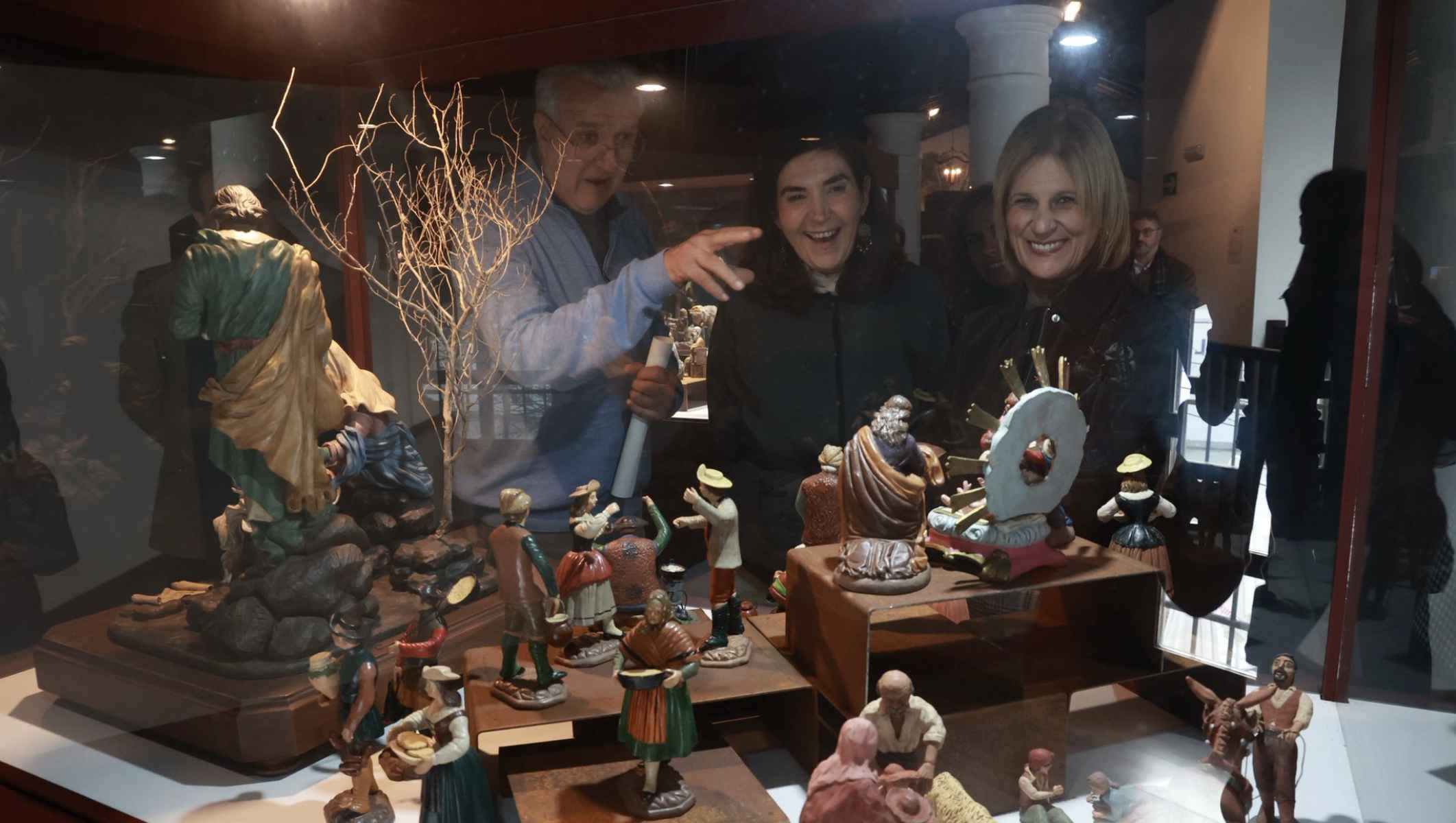 García Pelayo ha hablado de los dos proyectos vinculados a la artesanía durante la visita al Museo del Belén junto a la consejera Rocío Blanco.