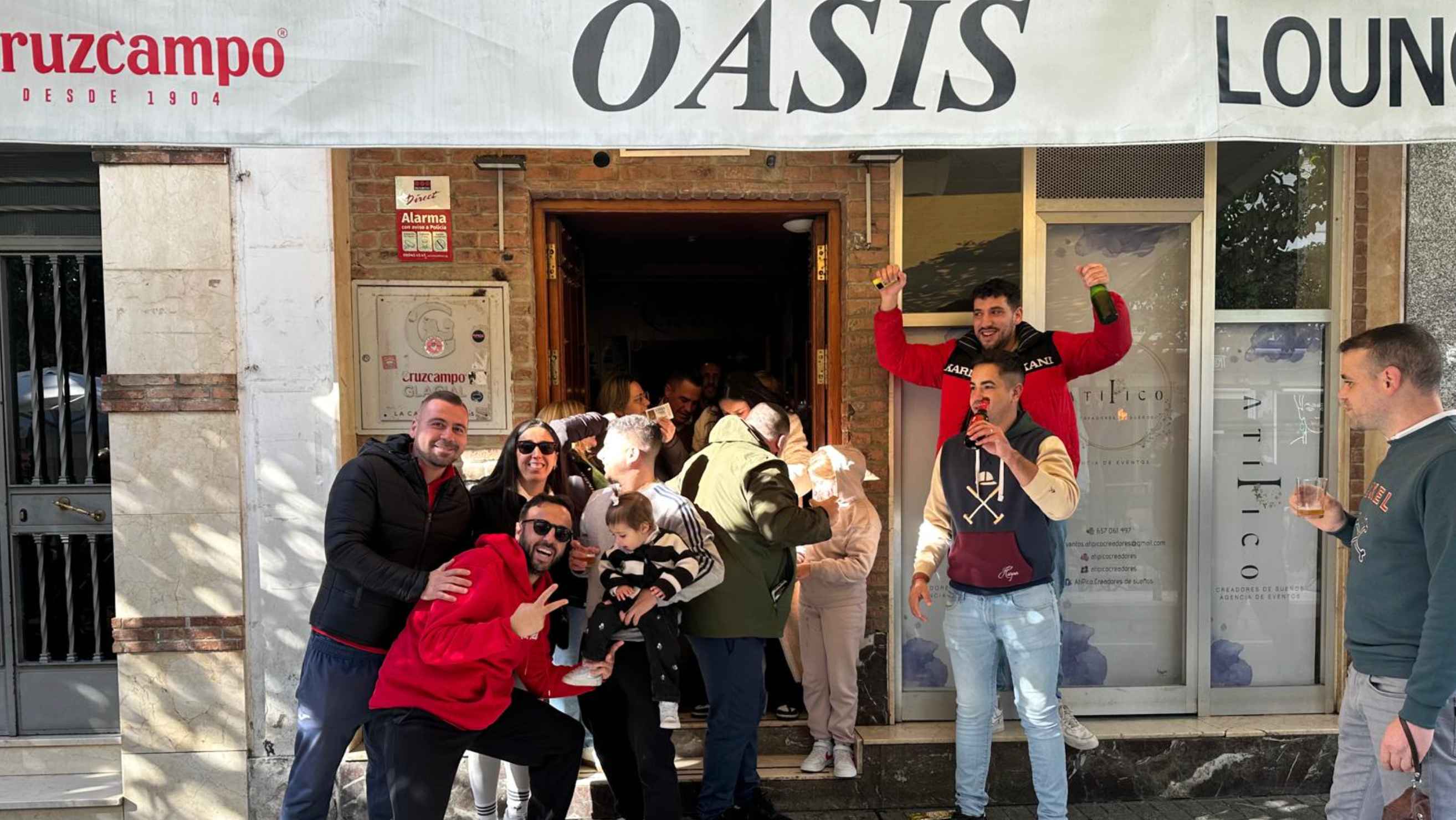 Alegría en el Pub Oasis de Ubrique.