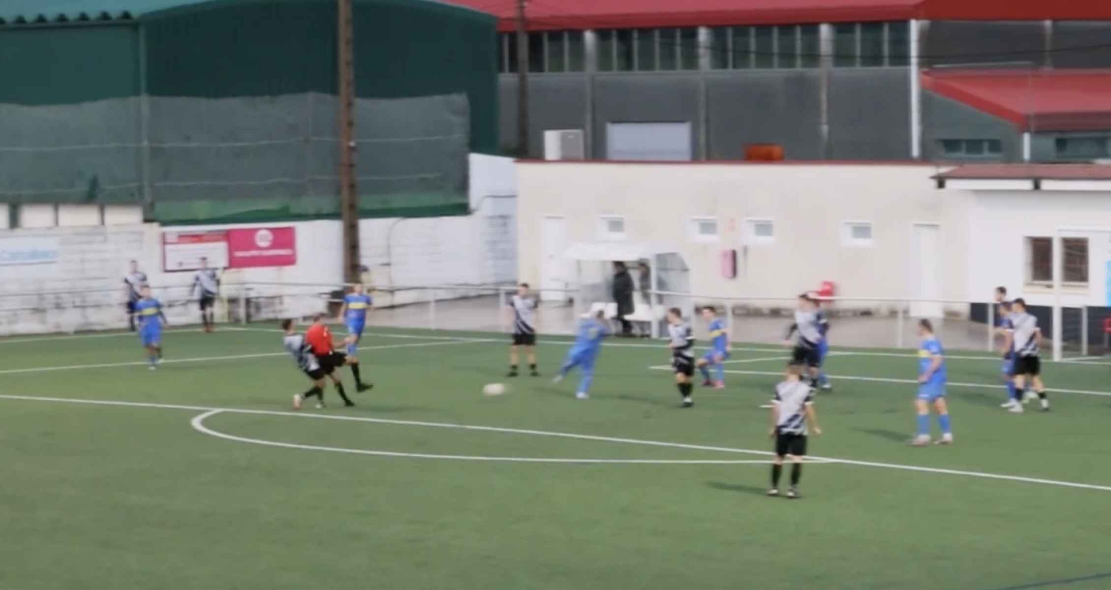 Un momento del encontronazo fortuito entre un jugador y el árbitro.