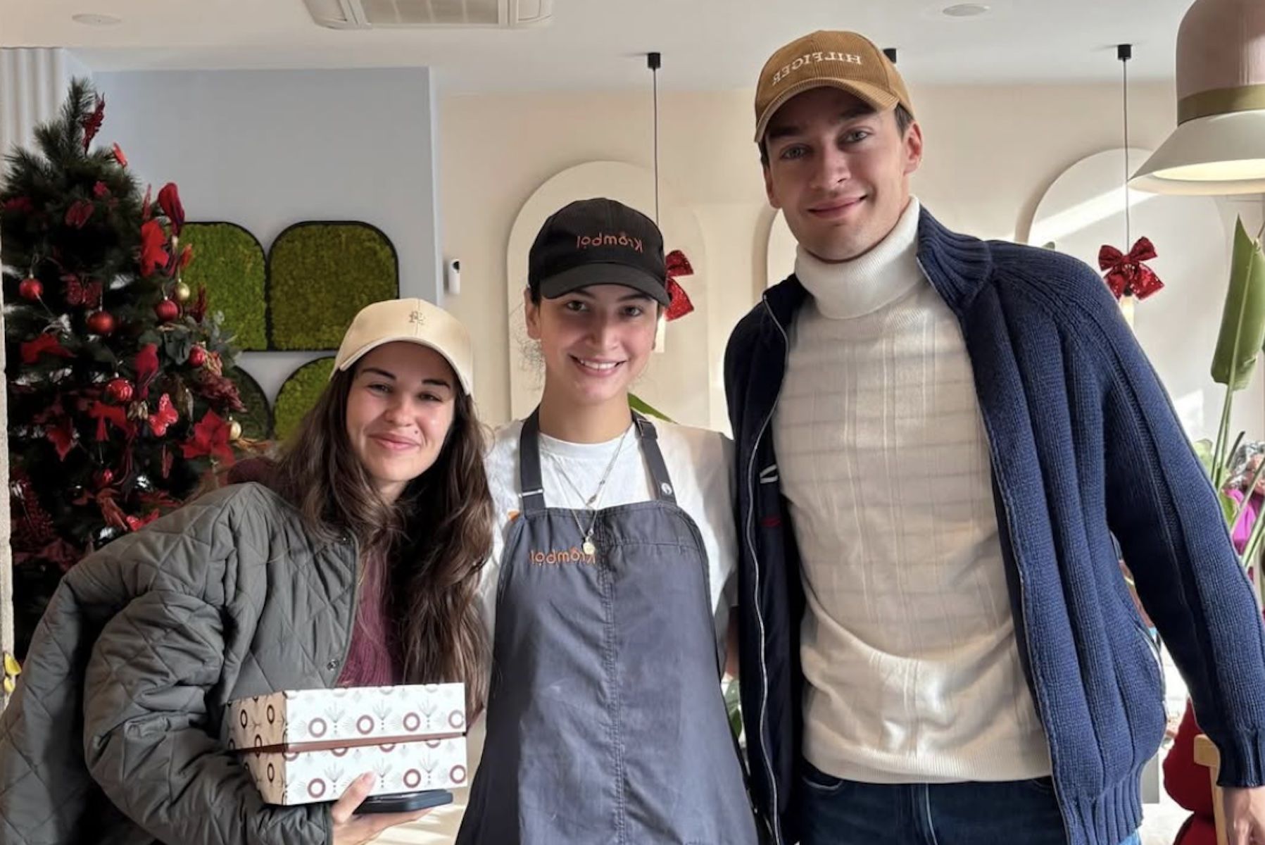 Carmen Montero Mundt y George Russell, en Krombol Bakery en su visita a Jerez.