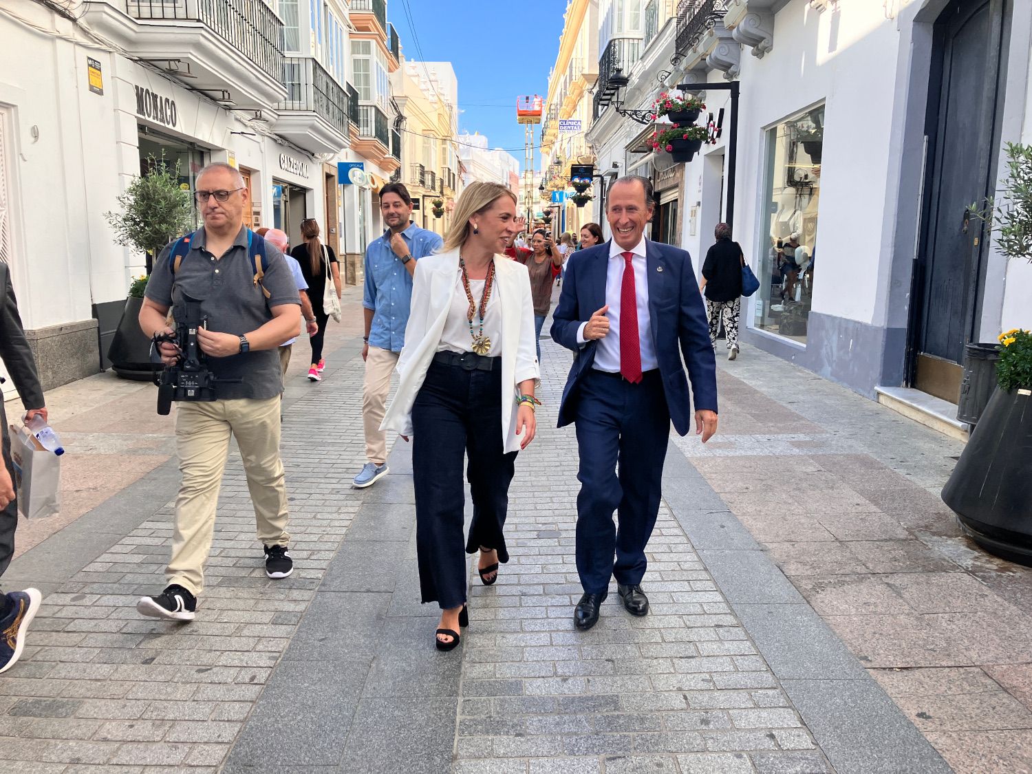 La presidenta de la Diputación, Almudena Martínez, y el alcalde de Chiclana, José María Román. 
