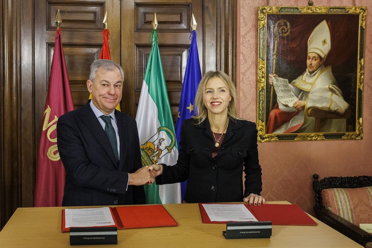 El alcalde José Luis Sanz y Cristina Peláez, de Vox, pactan para sacar el Presupuesto de Sevilla.