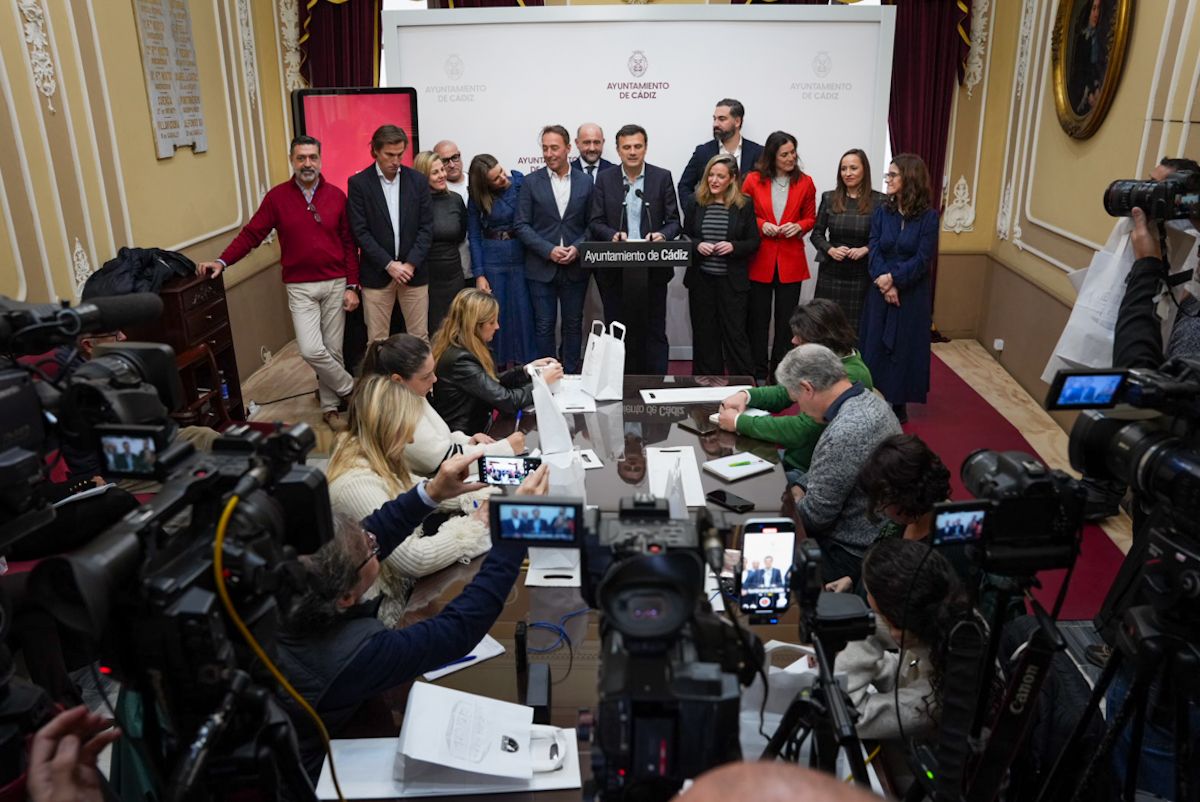 El alcalde Bruno García, con el resto de su gobierno, en el desayuno navideño con los medios.
