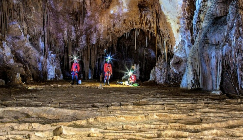 La sala GIEX de la Sima del Cacao, en Villaluenga.