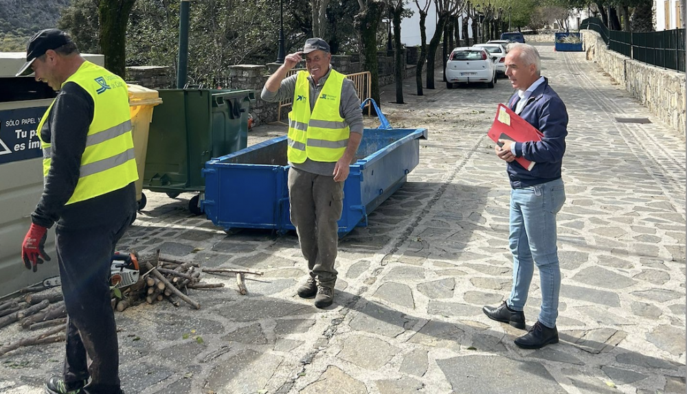 El alcalde de Villaluenga, Alfonso Moscoso, revisando unas obras en la vía pública. 