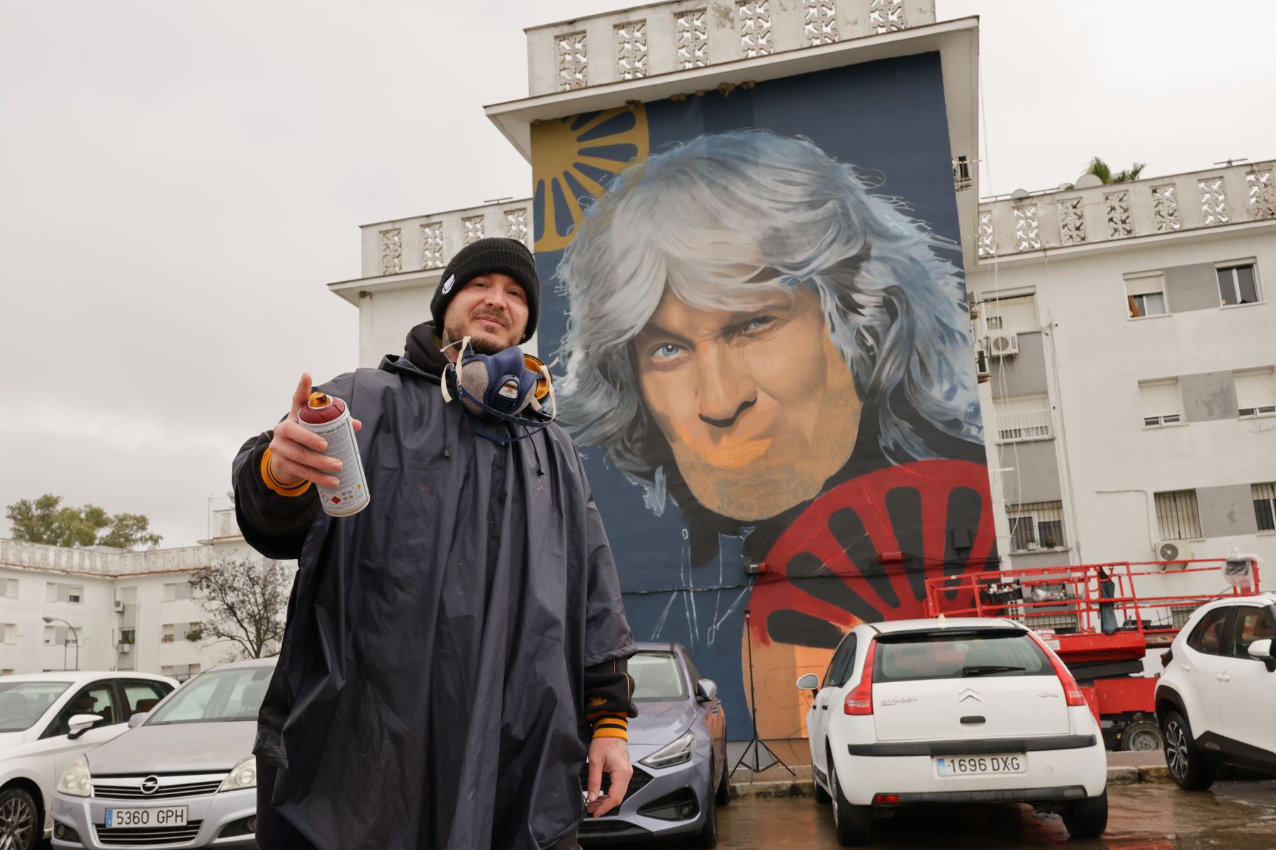 Cosa.V, con su mural de José Mercé al fondo, durante el proceso de creación. 