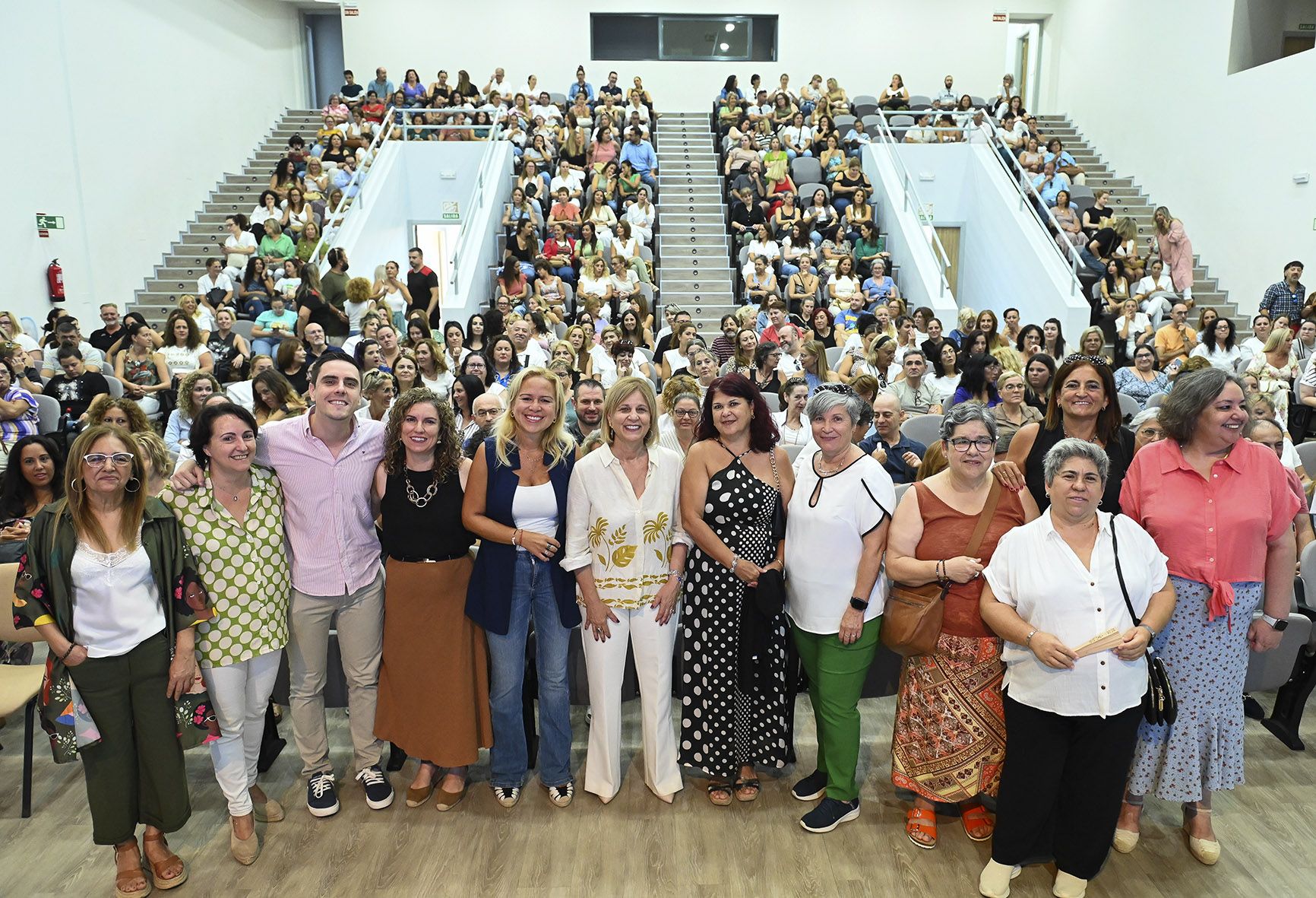 La alcaldesa y miembros del gobierno, recibiendo a nuevas auxiliares de Ayuda a Domicilio.