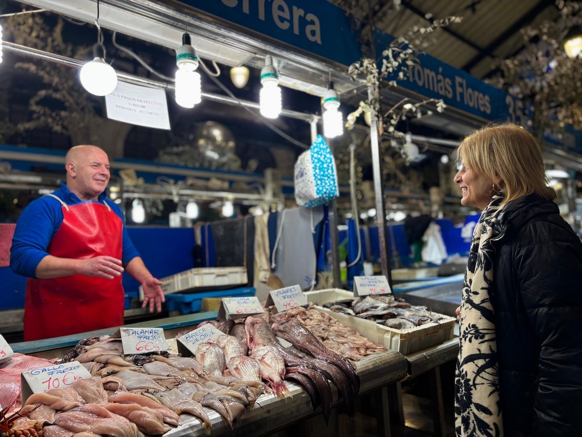 La alcaldesa García-Pelayo, en uno de los puestos de la Plaza.