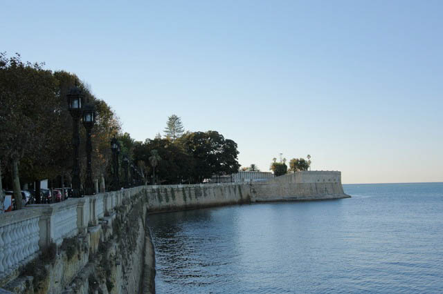 Alameda Apodaca en Cádiz, desde donde cayó el hombre al mar. Alameda Apodaca en Cádiz, desde donde cayó el hombre al mar.