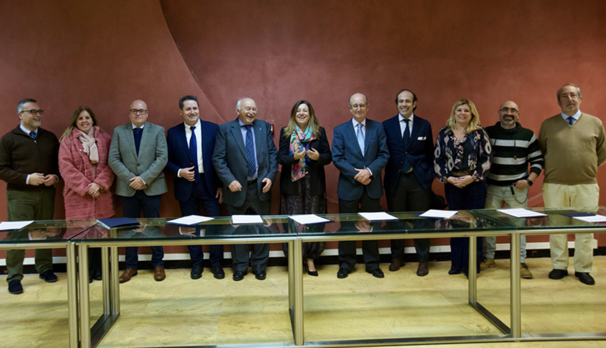 La consejera de Desarrollo Educativo, María del Carmen Castillo, posa con los representantes sindicales y de las organizaciones patronales y de titulares con los que se ha firmado el acuerdo.