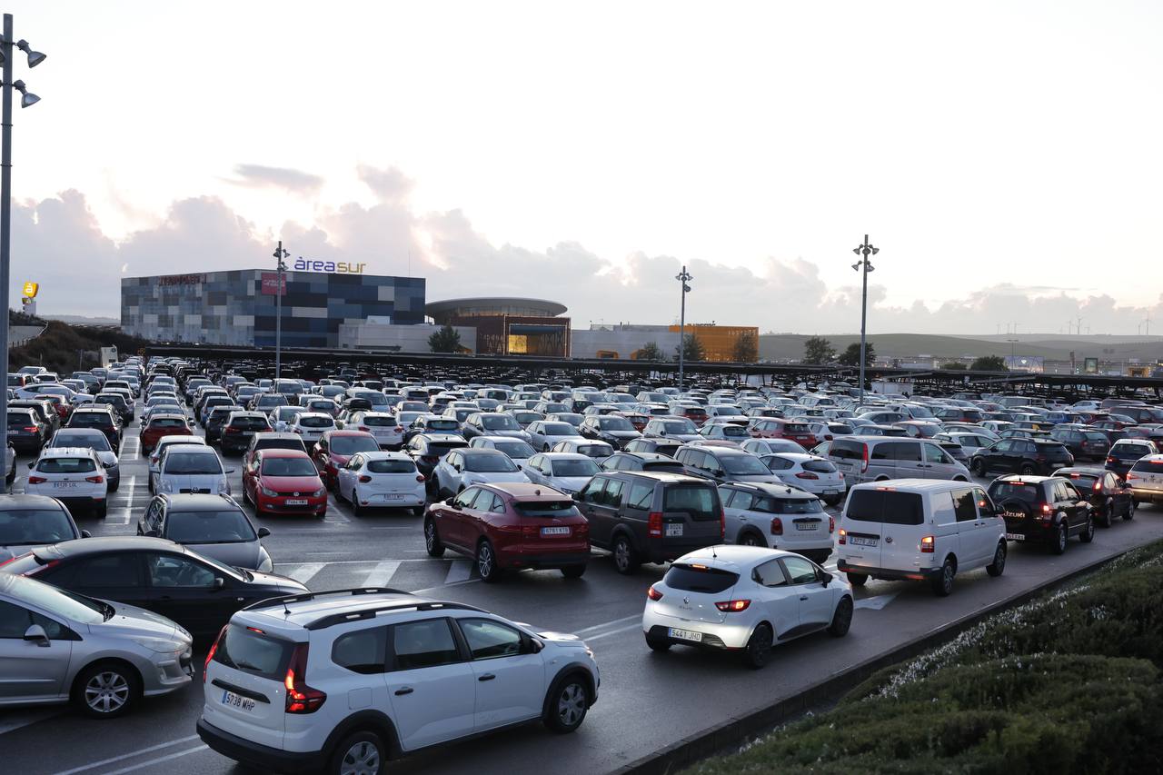 Coches entrando en el centro comercial Área Sur de Jerez, lleno a rebosar. Coches entrando en el centro comercial Área Sur de Jerez, lleno a rebosar.