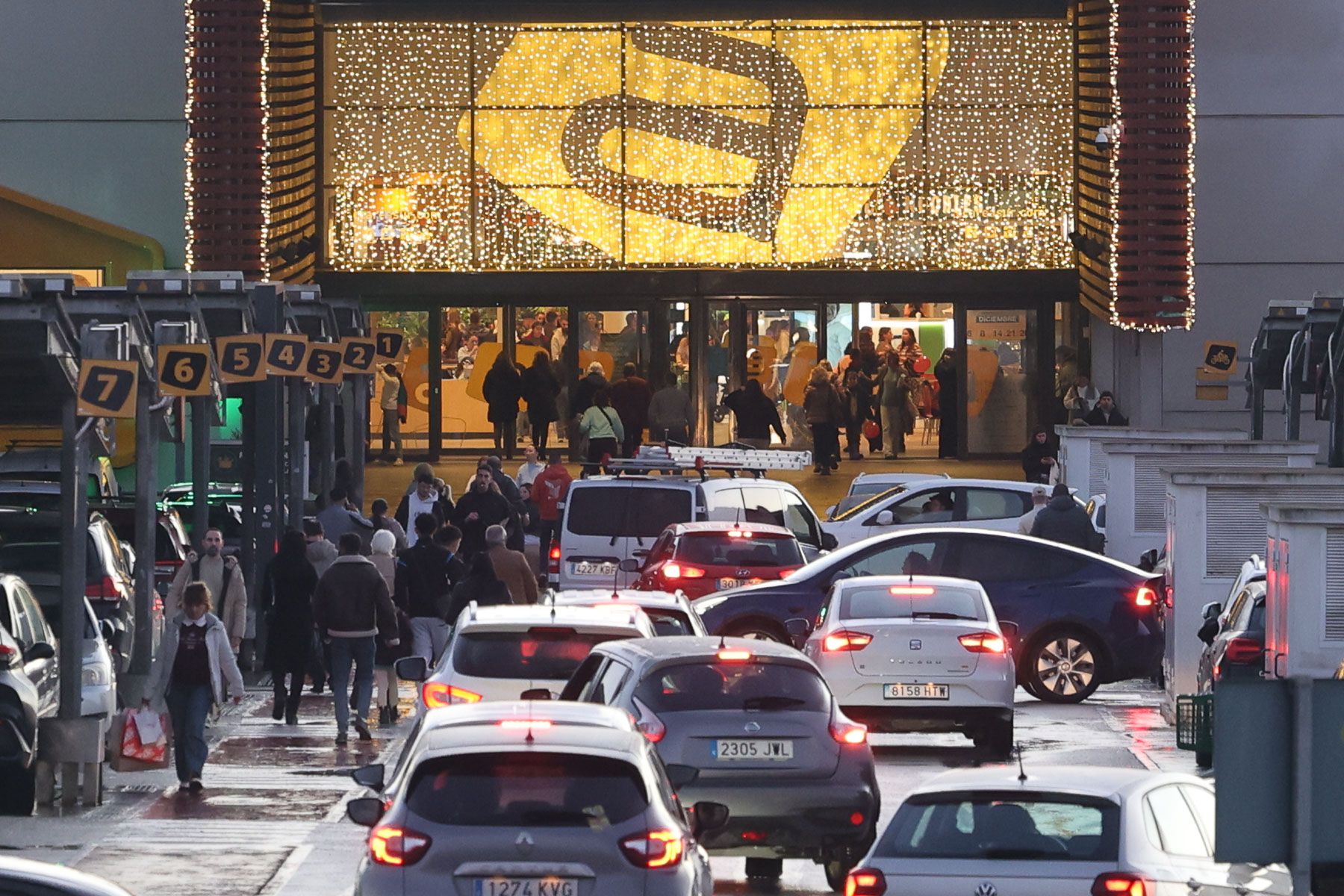 Coches entrando en el centro comercial Área Sur de Jerez, lleno a rebosar.