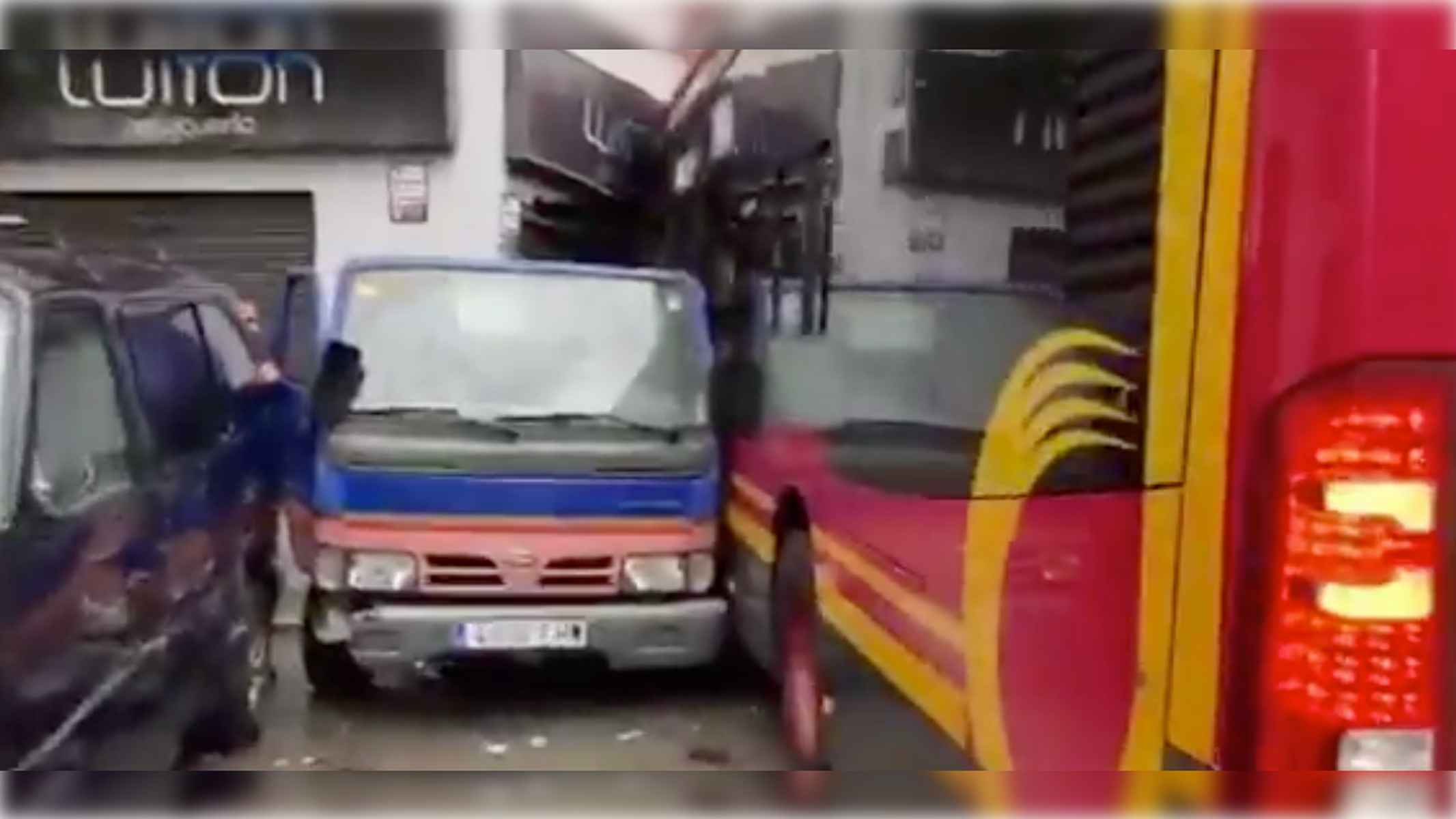 Imagen del accidente tras empotrar el autobús contra una peluquería. Imagen del accidente tras empotrar el autobús contra una peluquería.