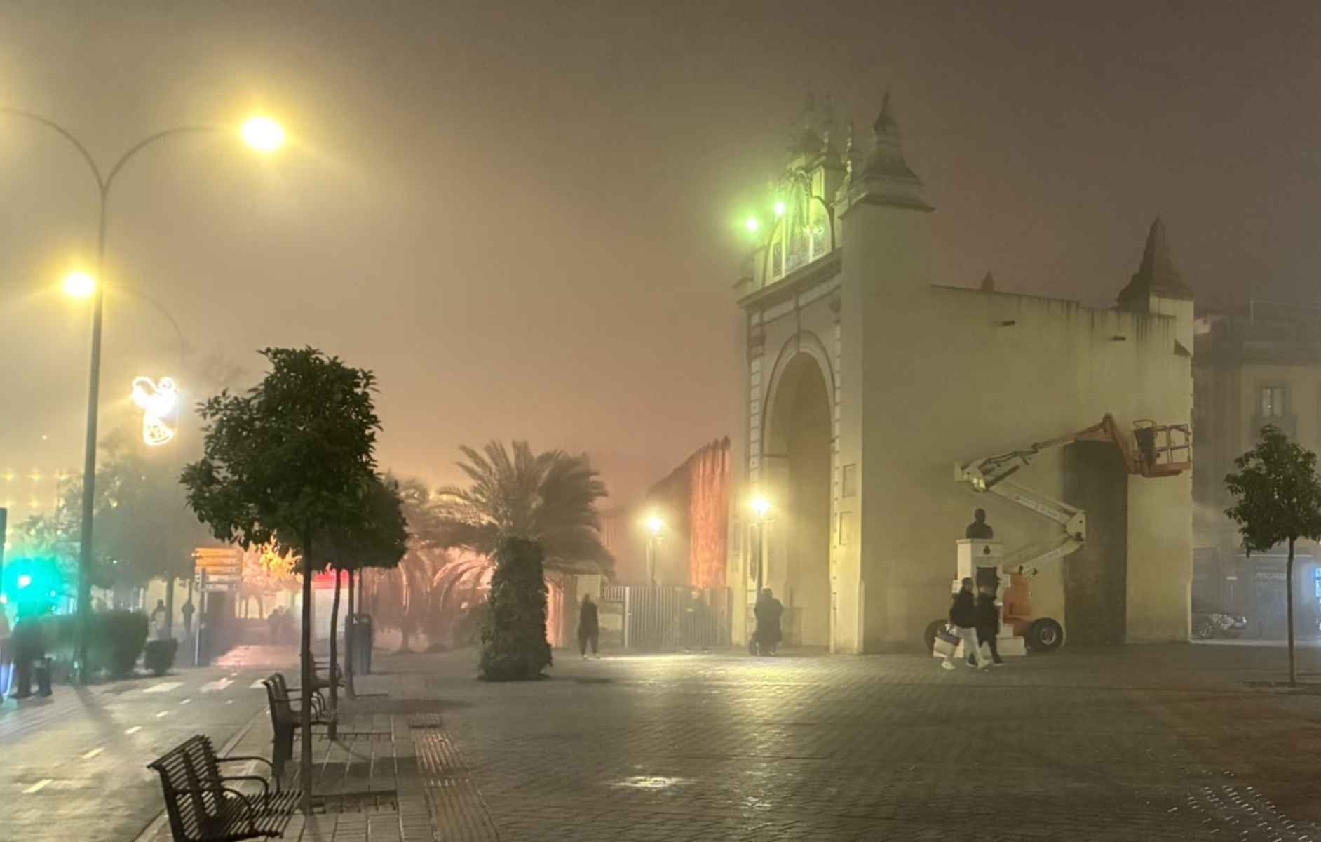 Una imagen de la niebla en Sevilla compartida en redes por @damasobeigbeder.