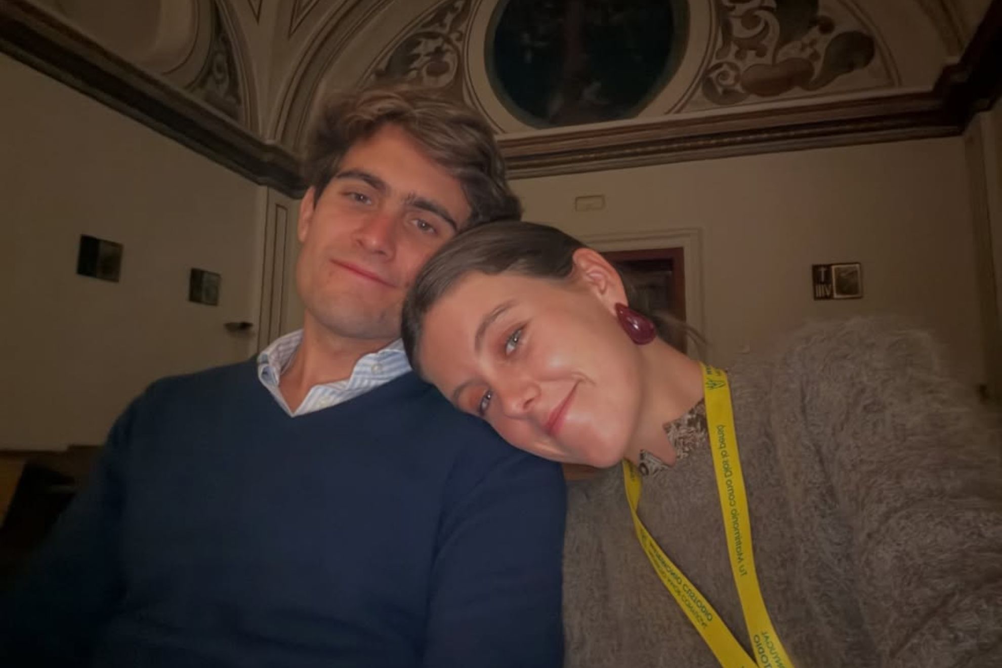 Manuela Ochoa con su prometido.