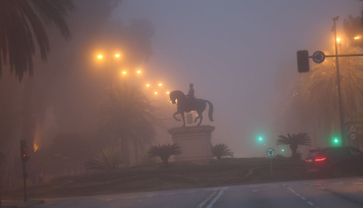 La avenida Álvaro Domecq, entre la niebla.