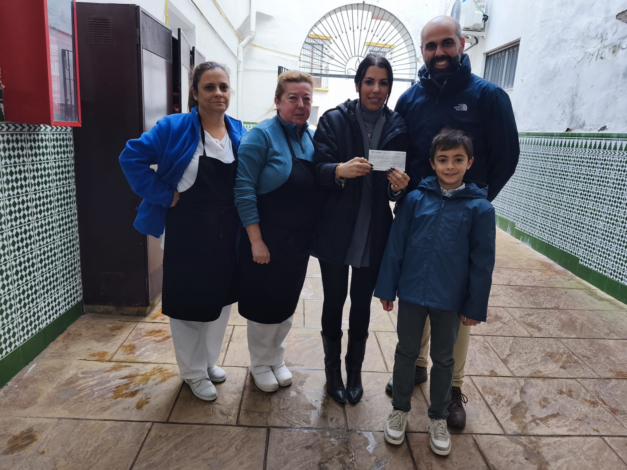 Entrega del donativo al Comedor del Salvador. 