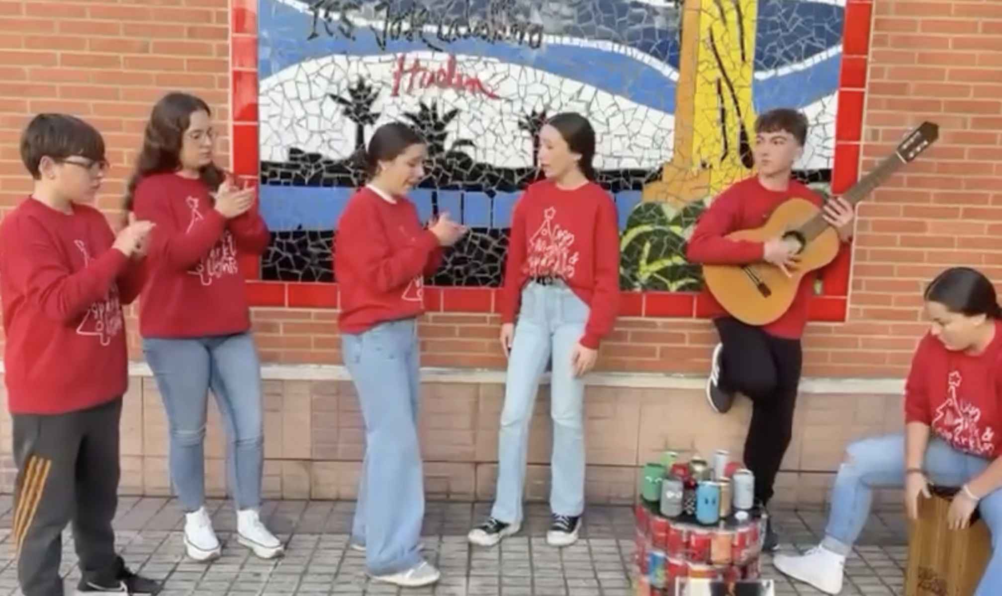 Los jóvenes estudiantes que han cantado un villancico reivindicativo.