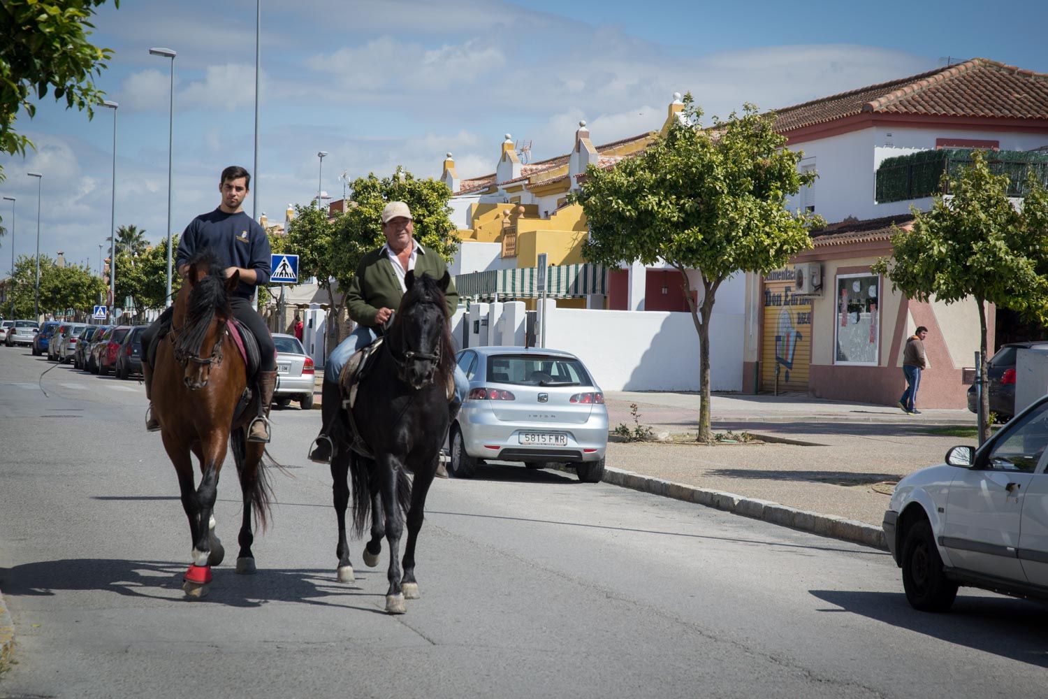 Dos vecinos a caballo por Guadalcacín, en una imagen de archivo.