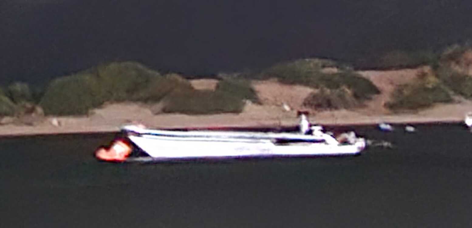 La narcolancha, durante la pasada madrugada en el Caño de Sancti Petri, en Chiclana.