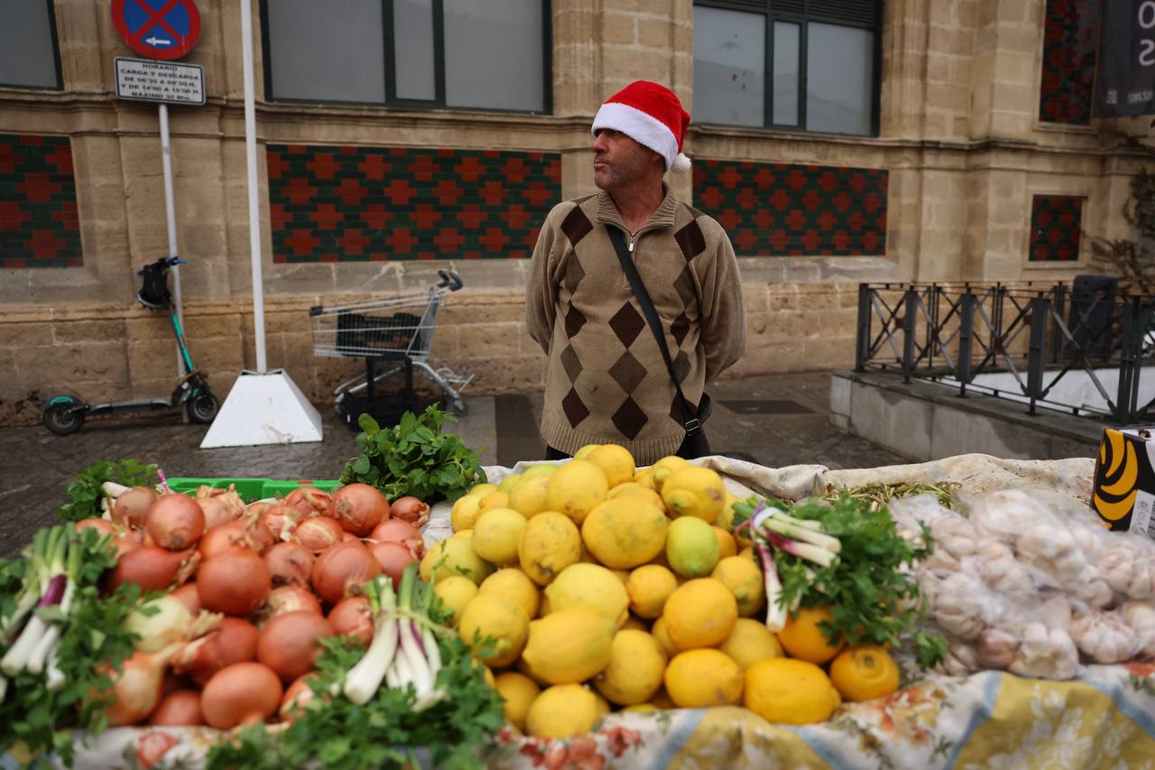 Un puesto de frutas a las puertas de la Plaza en Jerez.