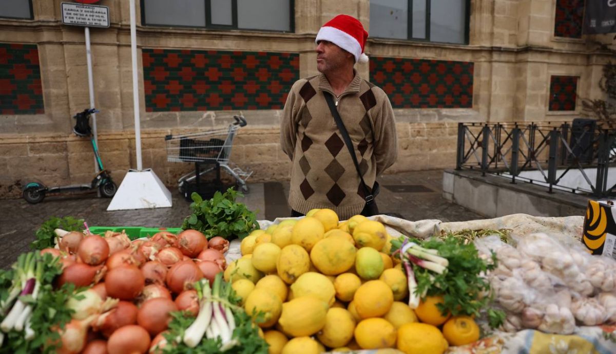 Un puesto de frutas a las puertas de la Plaza en Jerez.