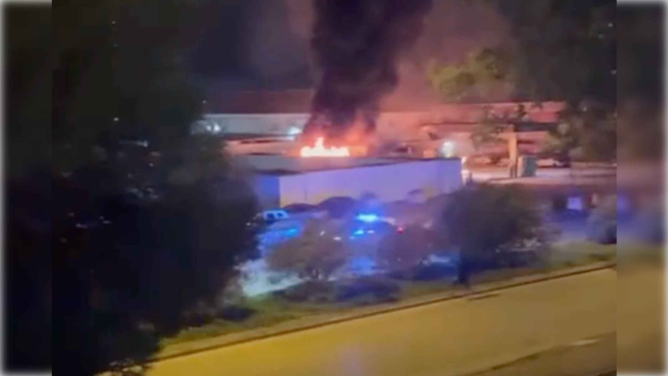 Una imagen del incendio en una gasolinera de El Portal.