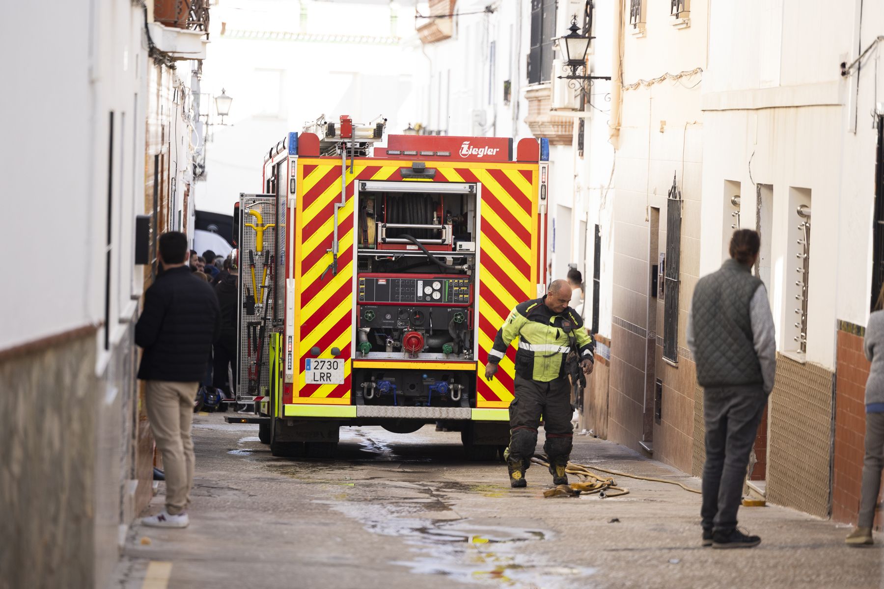 Un bombero, en la calle del trágico incendio en Alhaurín el Grande.  FOTO: EFE/Carlos Díaz