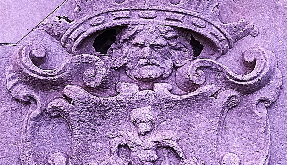 Relieve del Escudo de Cádiz. Pedestal del triunfo de San Francisco Javier, frontal.