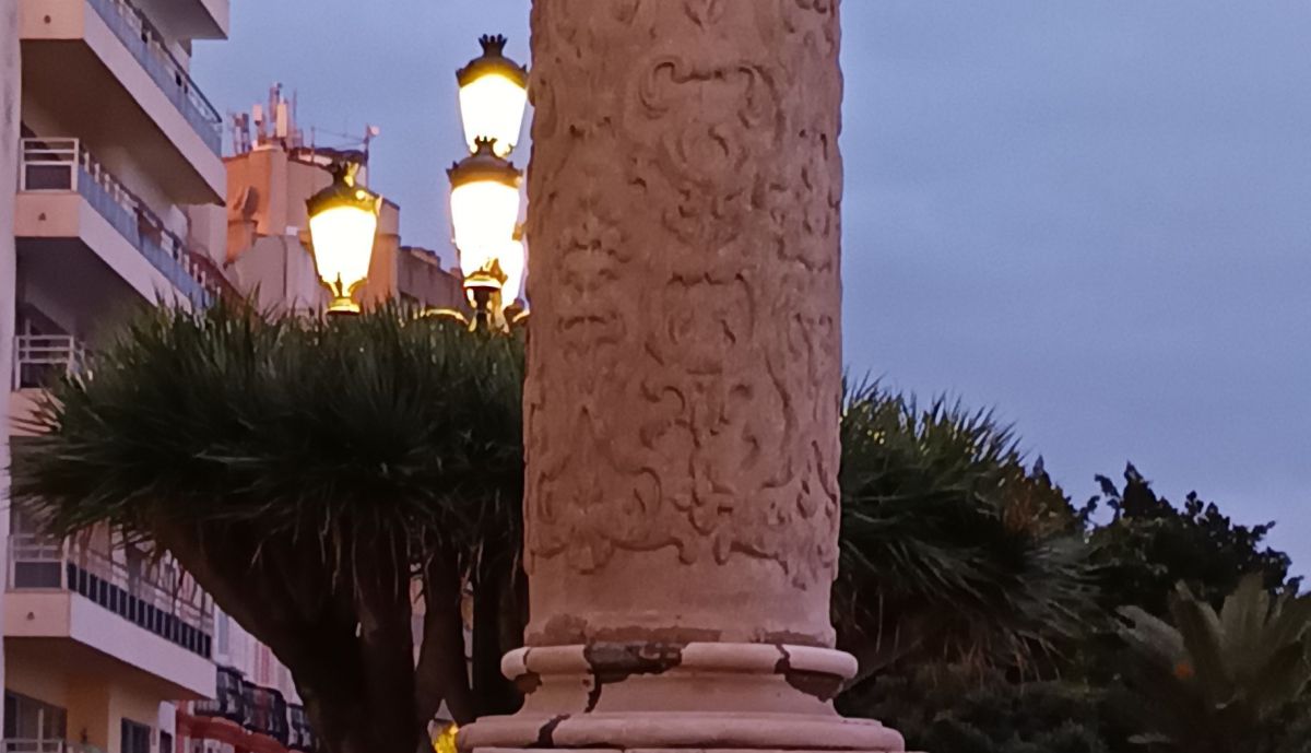 Columna del triunfo de San Francisco Javier, pedestal y parte inferior fuste.