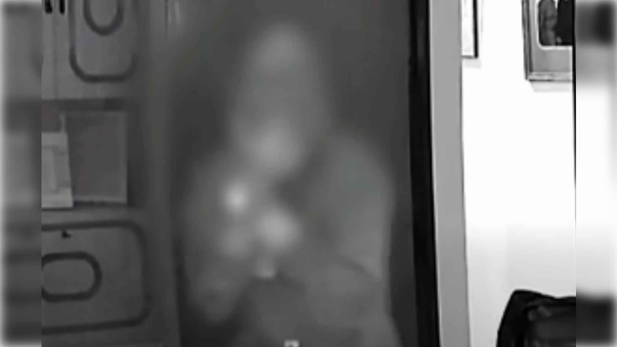 El ladrón, entrando en casa de Antonio José.   FOTO: EL PROGRAMA DE ANA ROSA