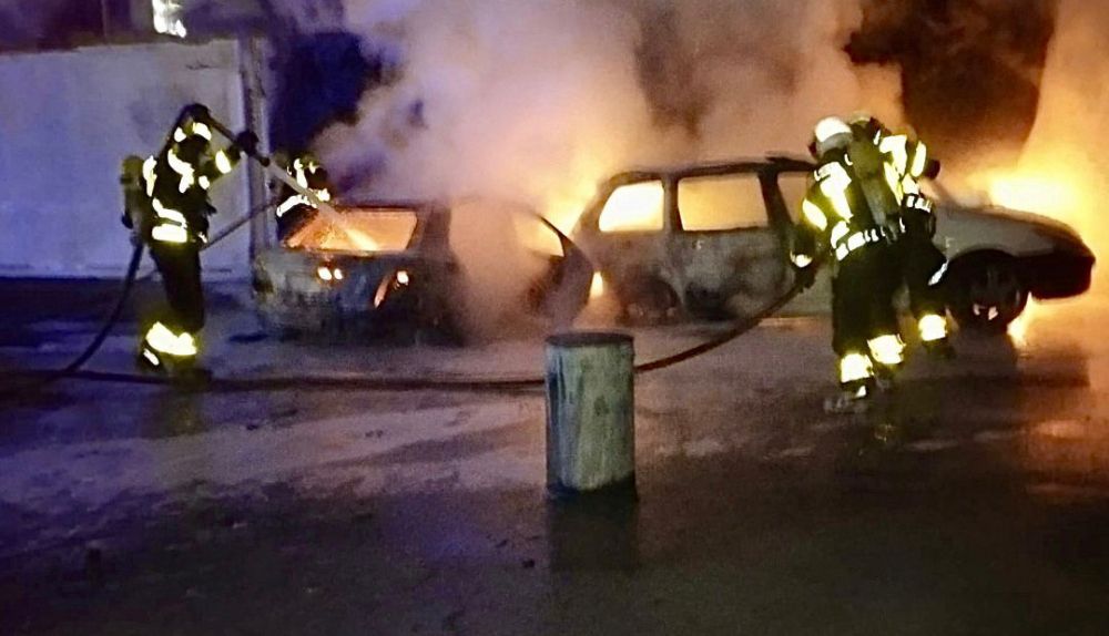 Coches ardiendo en la gasolinera de El Portal.