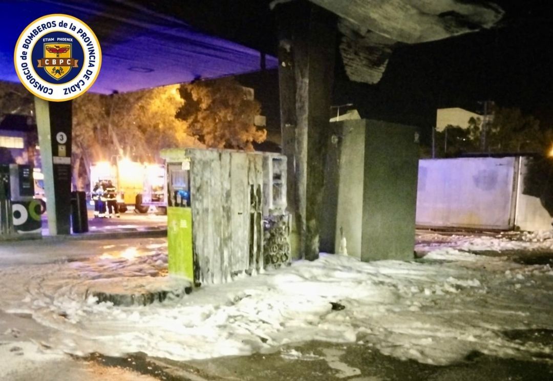 Gasolinera de El Portal con los surtidores calcinados.