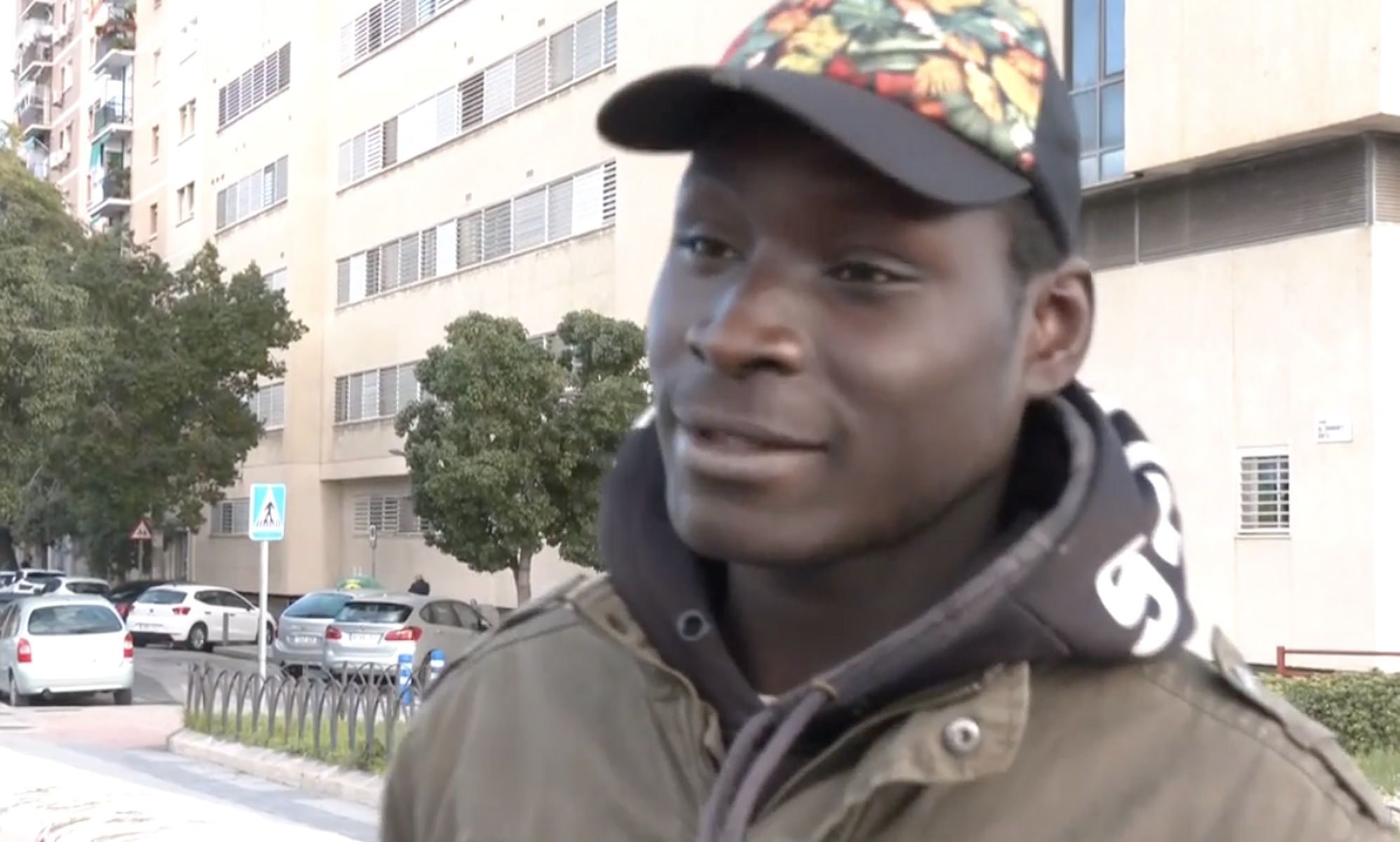 Mansour, el guineando que salvó a una anciana en la DANA y vive bajo un puente. TELECINCO.