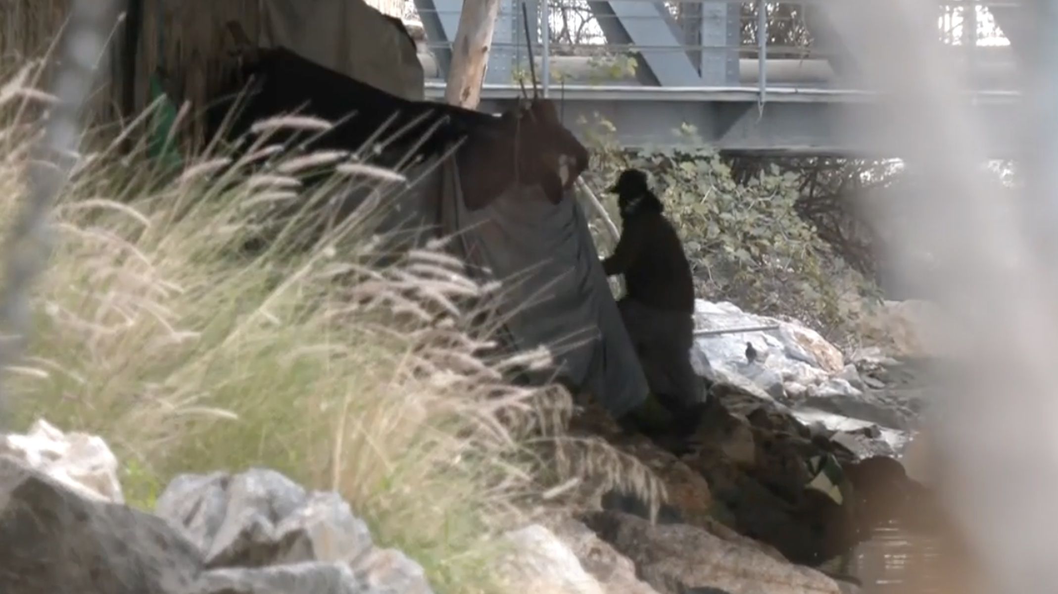 Mansour vive debajo del puente del Carmen en Málaga.
