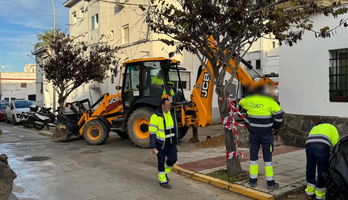 Trabajadores de Puerto Real, reparando una de las averías.