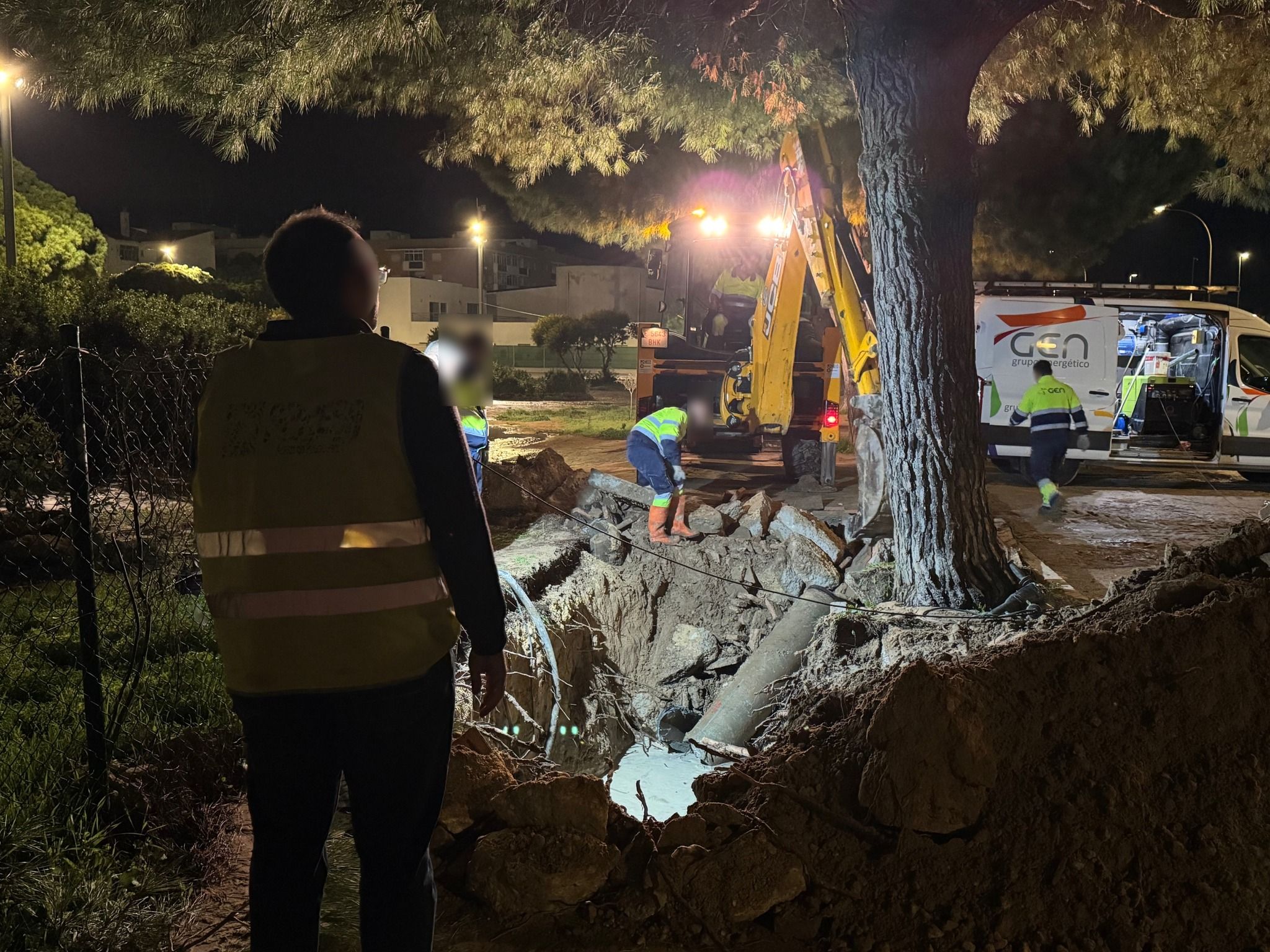 Operarios de GEN, trabajando en la reparación de averías en Puerto Real.
