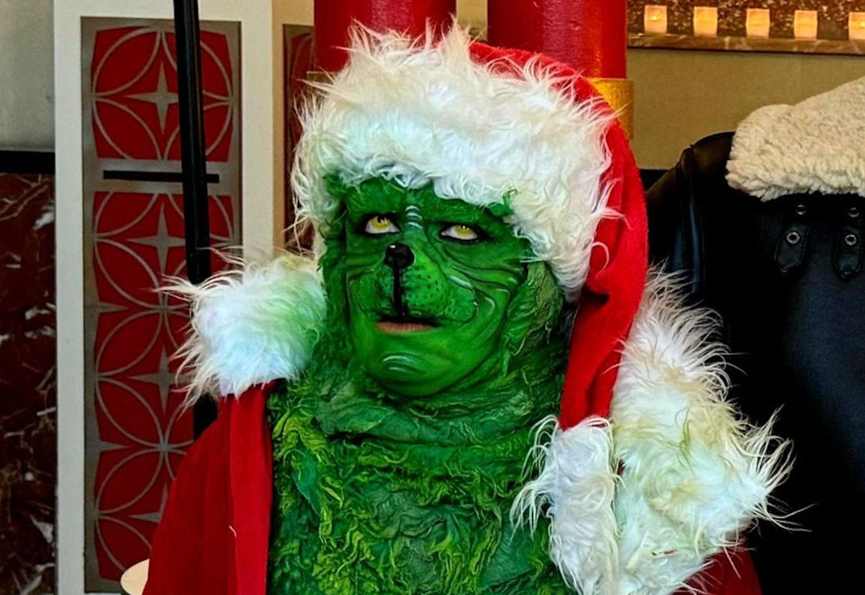 Una persona caracterizada de Grinch esta Navidad.