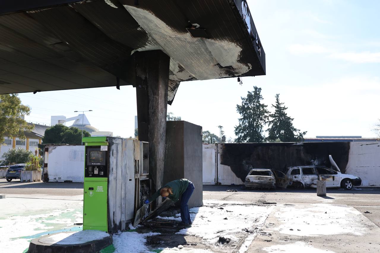 Trabajos de la científica en la gasolinera de El Portal.