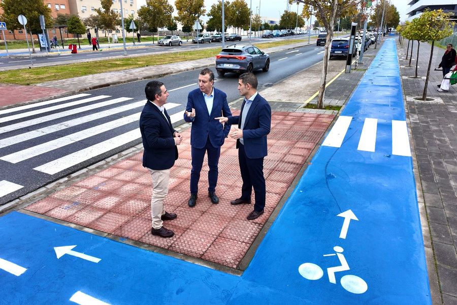 El alcalde Javier Fernández, junto a nuevos tramos de carril bici en La Rinconada.