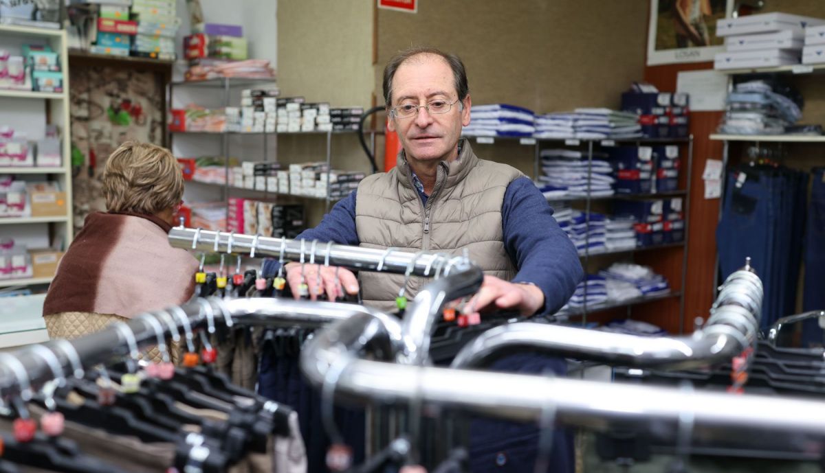 Juan José Castel, en el interior de Confecciones Josefina.