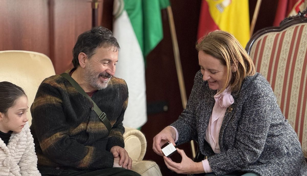 Entrega de este reconocimiento al diseñador de vestuario para cine.